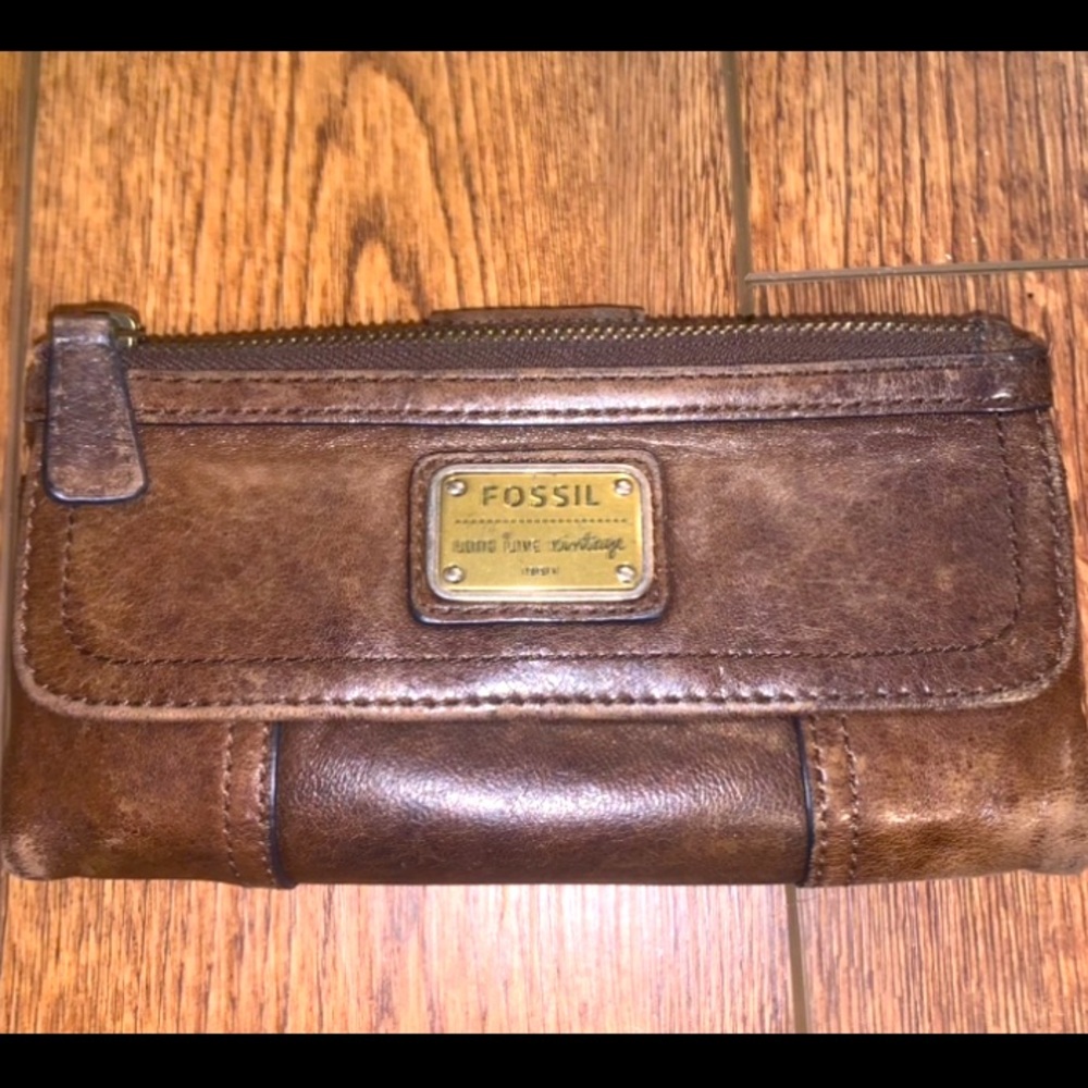 Fossil Brand Ladies Clutch / Checkbook Wallet. Leather: Nice!